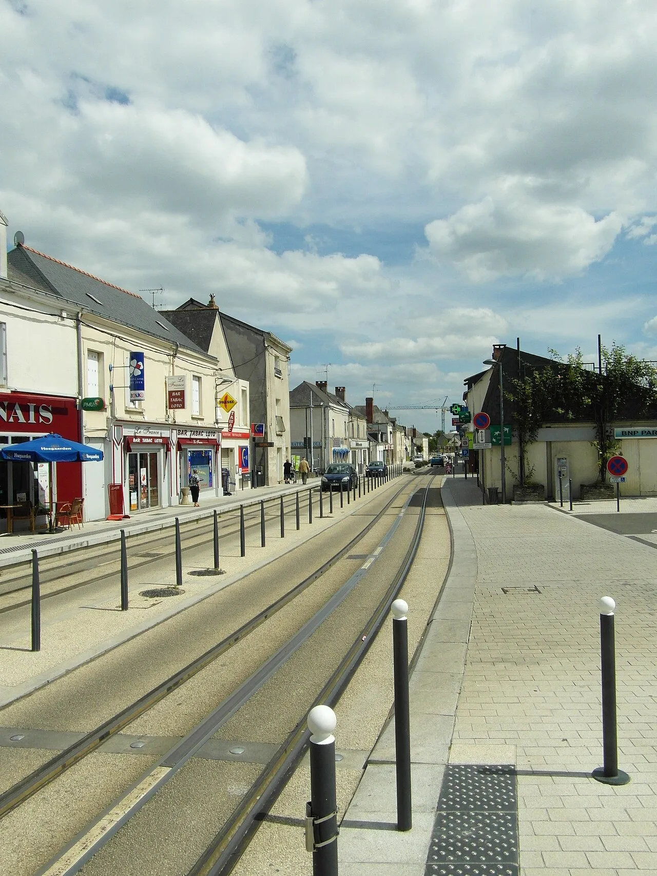 Tramway dans une rue d’Avrillé