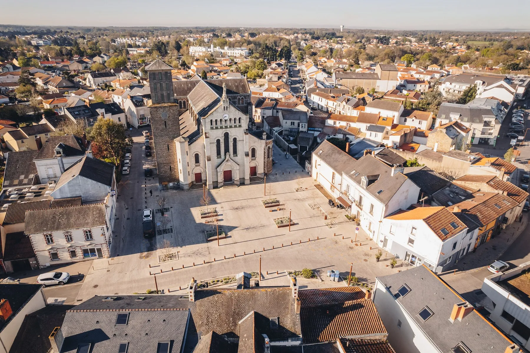 Vue aérienne du centre de Bouguenais et de son église