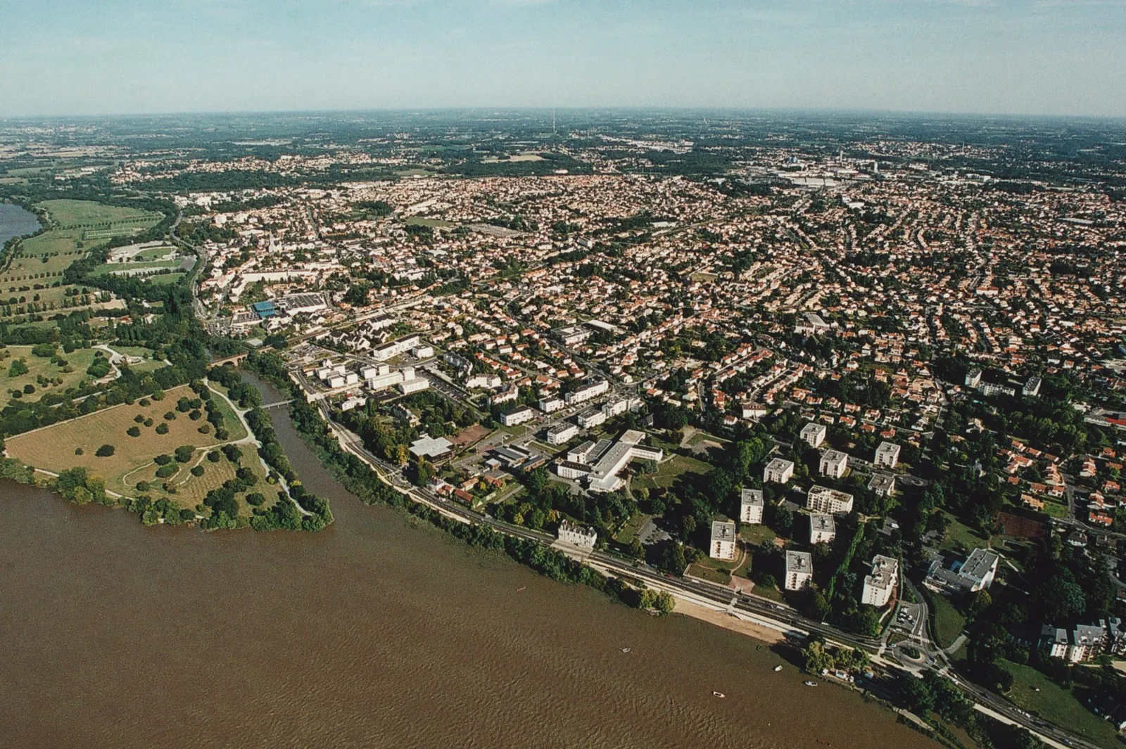 Vue aérienne de Saint-Sébastien-sur-Loire au bord de la Loire