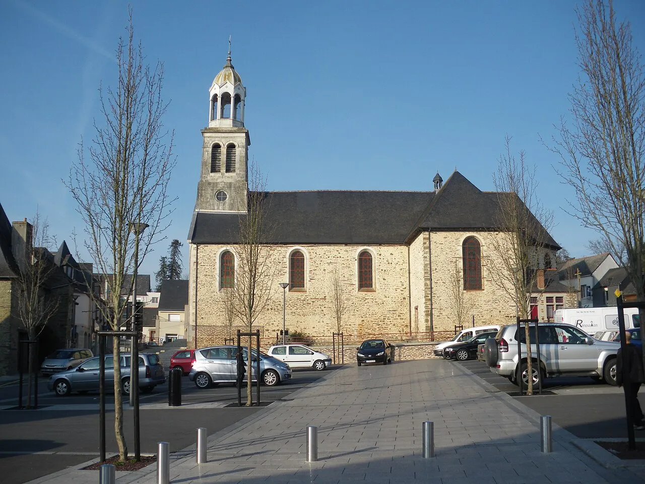 Place du marché et église de Vern-sur-Seiche